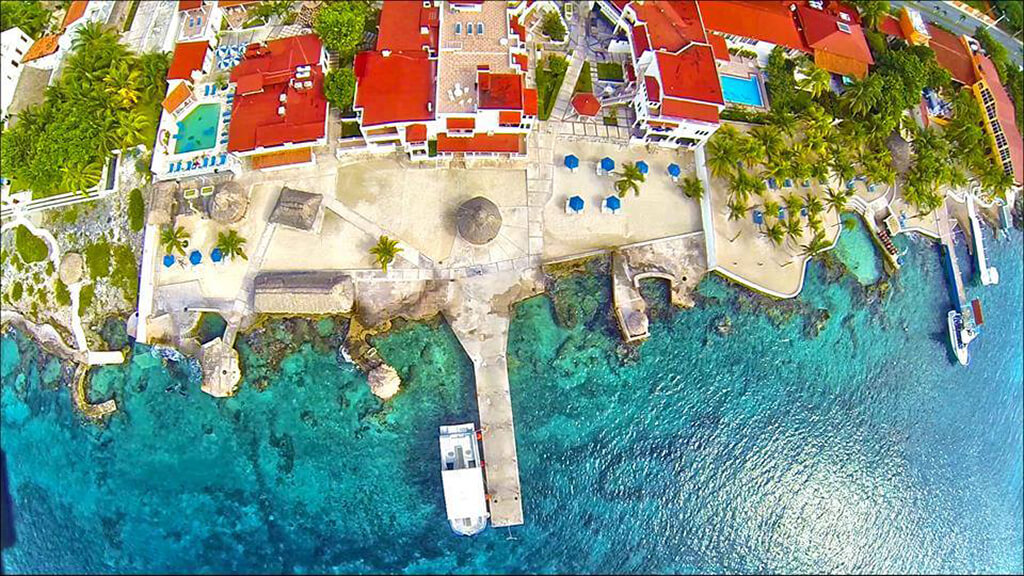 An overhead view of the Scuba Club reveals the reef structure that begins right at the shoreline.