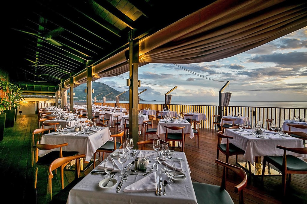 Fort Young's Palisades restaurant combines spectacular water views with upscale dining.