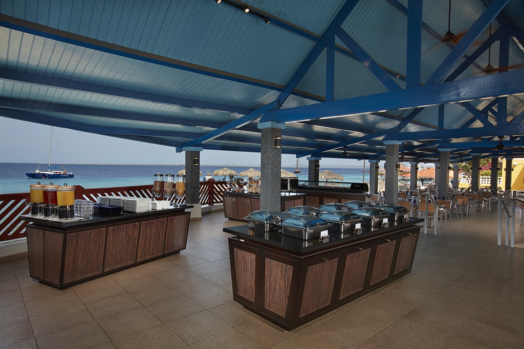 Dives can start their day with a full breakfast buffet in the waterfront dining room at PUREOCEAN.