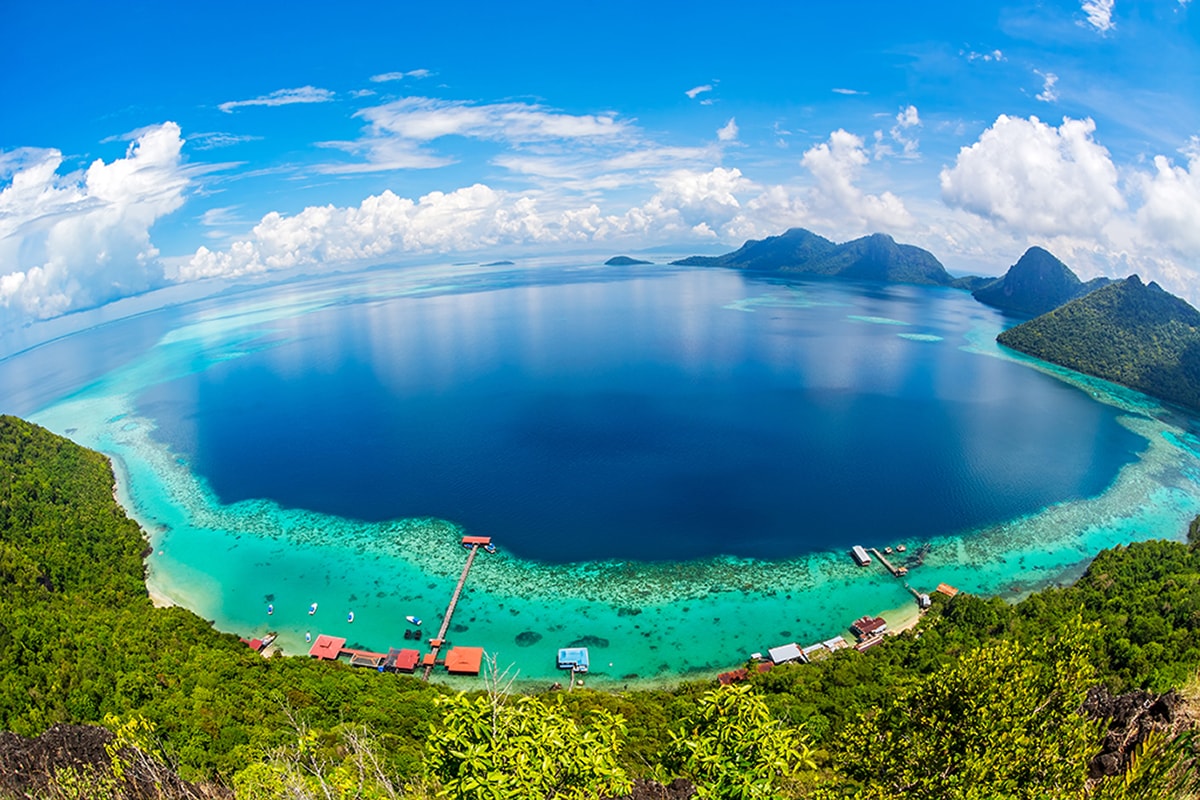 Seen from above, the shores of Tun Sakaran Marine Park present a tempting invitation to explore walls that begins just a few fin kicks from shore.